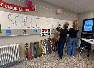 Zwei Frauen machen Daumenaktion "Schule mit Courage" für gutes Miteinander