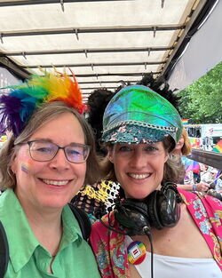 CSD Selfie mit Kollegin vom Paritätischen lächelnd in die Kamera