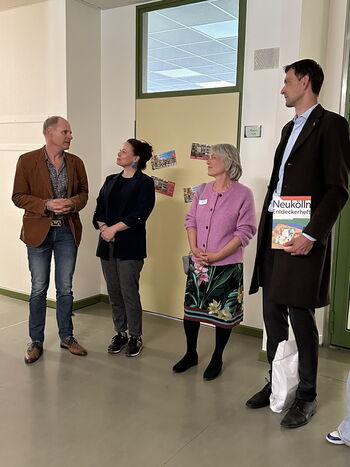 Schulfest an der Hans Fallada Eröffnung Leseoase mit u.a. Bezirksbürgermeister Martin Hikel und Schulleiterin Cordula Schröder